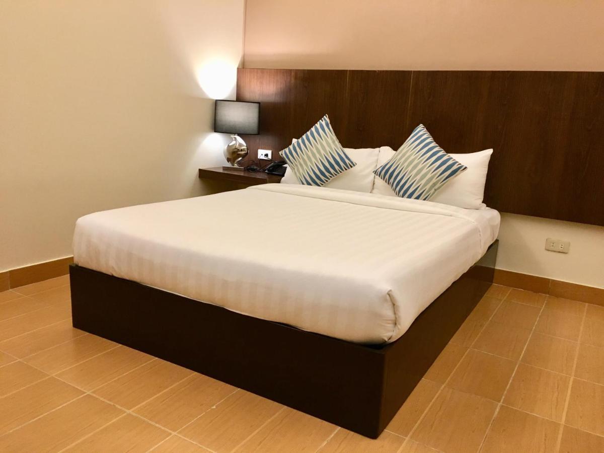 Eon Centennial Resort Hotel & Waterpark Iloilo Extérieur photo