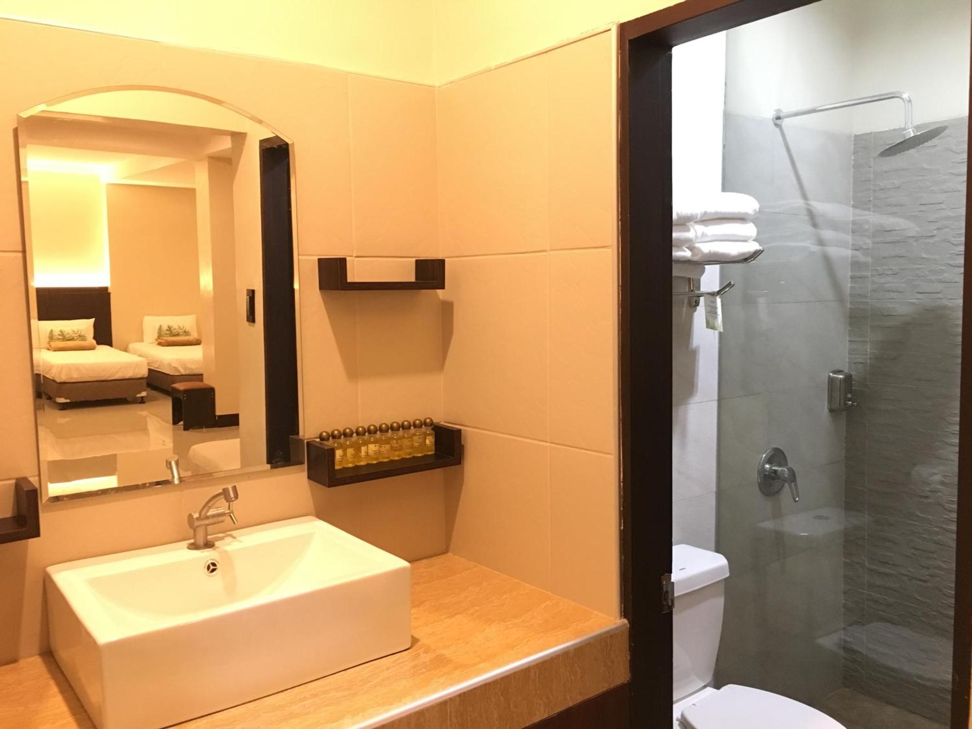 Eon Centennial Resort Hotel & Waterpark Iloilo Chambre photo